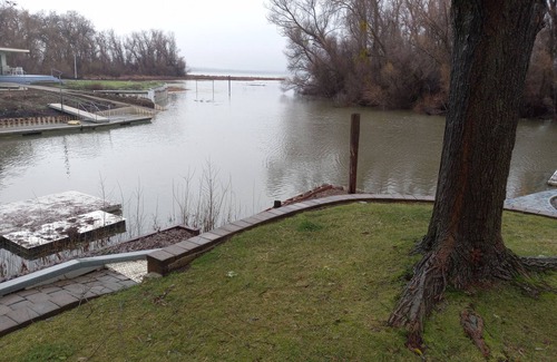 Lakeport House | Picturesque sunset views perfect for couples, families and fishermen