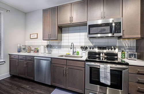 Villa Heights Apartment | Piece of NoDa⭐️FreeParking⭐️KingBed⭐️SmartTVs⭐️1GBWifi