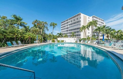 Vanderbilt Beach Apartment | Pied-`a-Terre Steps To Beach Mangrove/Gulf View Just Renovated
