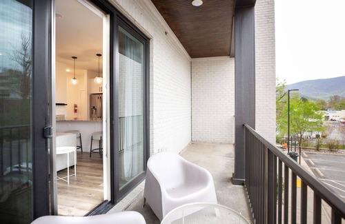 Batesville Apartment | Piedmont Place 301| Lux Vineyard & Brewery Getaway in the Heart of Crozet | Pet Friendly