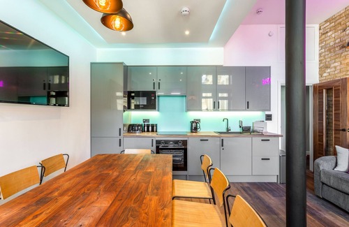 Brighton City Centre Apartment | Pierview Pad - Party Pad that Sleeps 14 in Central Brighton - on the beach!