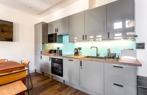 Brighton City Centre Apartment | Pierview Pad - Party Pad that Sleeps 14 in Central Brighton - on the beach!