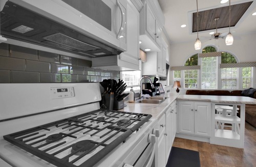 Gatlinburg - Pigeon Forge Cottage | Pigeon Forge 1BR Cottage with Loft