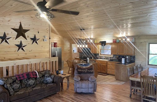 Wears Valley Cabin | Pigeon Forge ! Modern , Game Room , Hot Tub , 9 miles to Parkway !