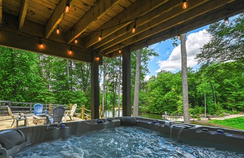 Livingston House | Pigeon Cove Hideaway: Gorgeous Lakefront Retreat