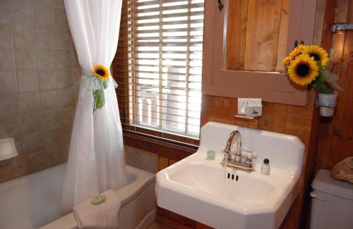 Cascade House | Pikes Peak Guest Cabin at Rocky Mountain Lodge