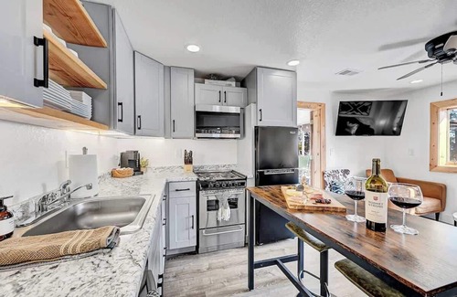 Richmond Hill Corridor House | Pike’s View Guesthouse-Mountain Cabin+Views+Serene