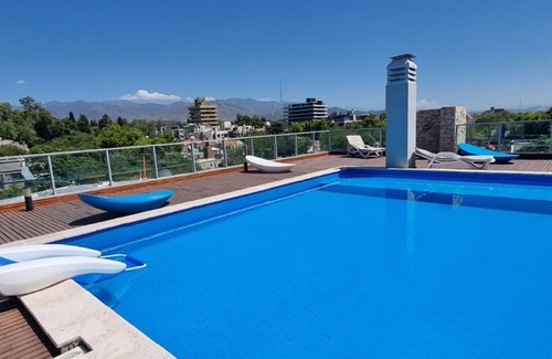 Mendoza City Center Apartment | Pileta con vistas panorámicas, seguridad y cochera