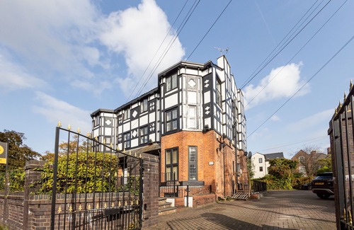 Walkden Apartment | Pillo Rooms - Abbey Lodge