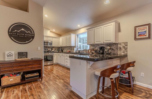 Larkspur House | Pilot Butte Retreat | Hot Tub, Pool Table, Fam Fun
