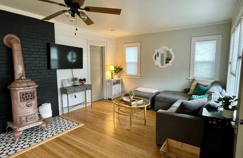 Everett Cottage | Pine Arch Cottage - a bright, airy, clean 2BR home near Everett Marina