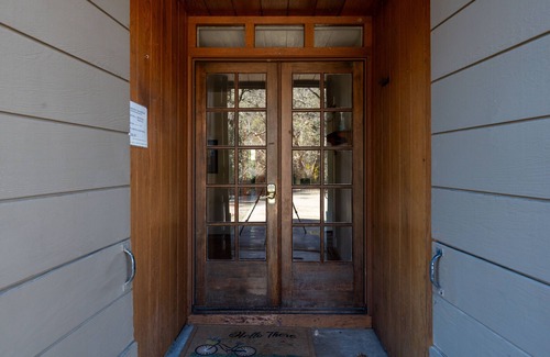Midpines House | Pine Bluff House-Heated Pool, Peace and Privacy now with Solar Energy