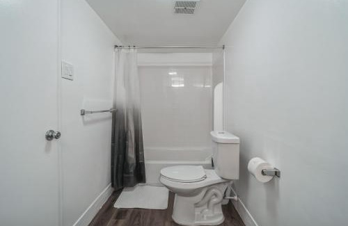 Newark Apartment | Pine Brook 104 I Pool Gym I Free Parking !