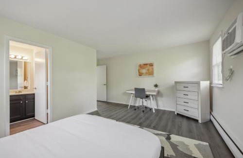 Newark Apartment | Pine Brook 818 I Pool Gym I Free Parking !