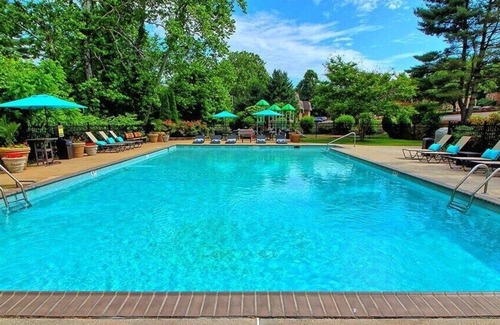 Newark Apartment | Pine Brook Apartments: Luxurious living in a stunning wooded setting