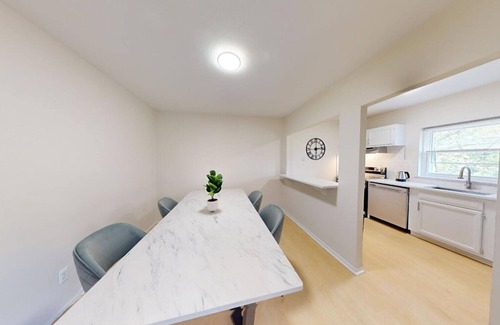Newark Apartment | Pine Brook Apartments: Luxurious living in a stunning wooded setting
