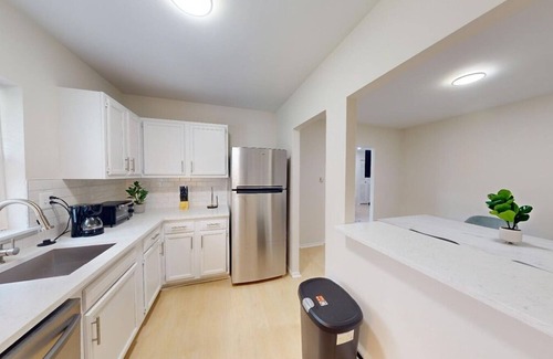 Newark Apartment | Pine Brook Apartments: Luxurious living in a stunning wooded setting