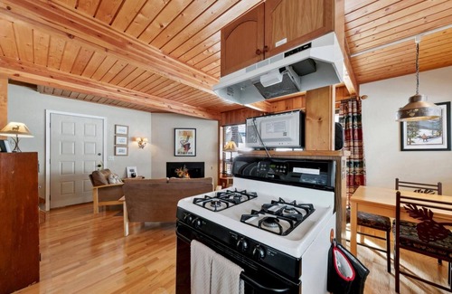 Black Bart Ski Chalet | Pine Cone Cabin Minutes to Heavenly or the Lake, 2 bedrooms plus Bonus Room