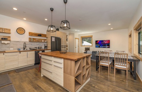 Ponderosa Palisades House | Pine Cone Place Brand New Build, EV Charger, Hydronic Heat, Steam Shower, 500G Wifi, Arcade & PS4