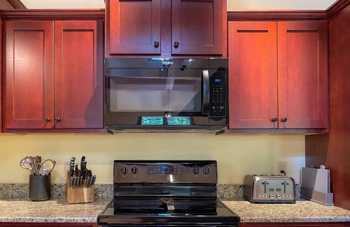 Lake Harmony Estates Ski Chalet | Pine Crest Lodge, 8BR 5BA Home with Large Yard, Fire Pit, & Private Hot Tub
