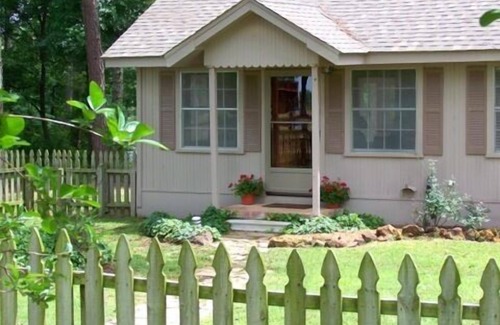 Pittsburg Cabin | Pine Grove Cottage - Romantic Getaway on Private Lake