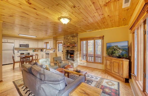 Newland House | Pine Haven Getaway in Linville Land Harbor. 4BDR/3BA with Large Deck & Game Room