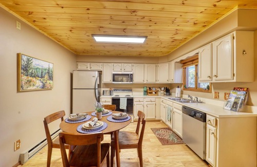 Newland House | Pine Haven Getaway in Linville Land Harbor. 4BDR/3BA with Large Deck & Game Room