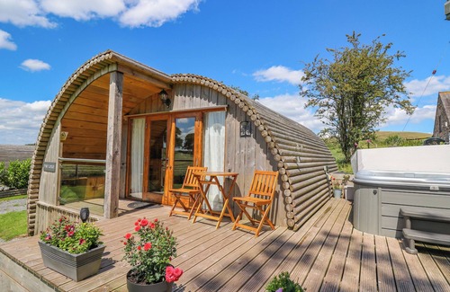 Llanddeusant Cottage | PINE LODGE, romantic, character holiday cottage in Llandovery