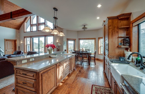 Pine Mountain Club Cabin | Pine Mountain Club Cabin w/Private Deck & Views!