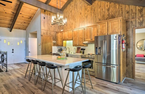 Groveland Cabin | Pine Mountain Cabin w/Hot Tub, 2 Mins to Marina!
