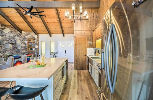 Groveland Cabin | Pine Mountain Cabin w/Hot Tub, 2 Mins to Marina!