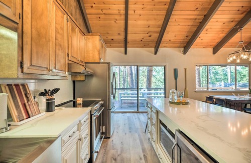 Groveland Cabin | Pine Mountain Cabin w/Hot Tub, 2 Mins to Marina!