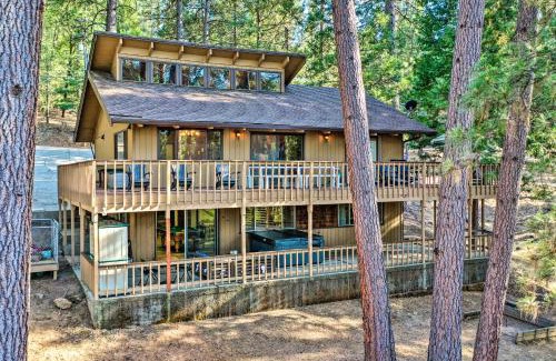 Groveland House | Pine Mountain Cabin with Hot Tub, 2 Mins to Marina!