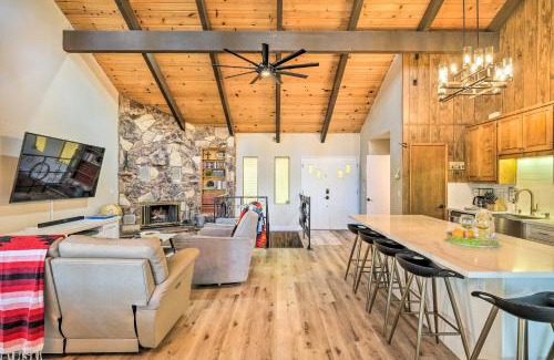 Groveland House | Pine Mountain Cabin with Hot Tub, 2 Mins to Marina!