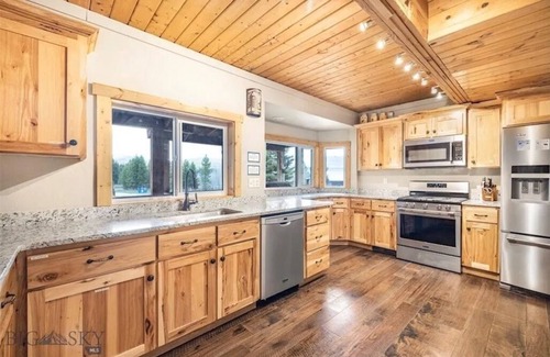 Lazy Acres Cabin | Pine Mountain Lodge, your Yellowstone basecamp and mountain retreat