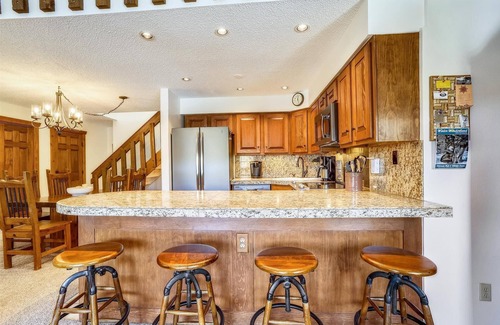 Four O'Clock Condo | Pine Ridge 7E: Ski-In/Ski-Out 3-bed condo in Breckenridge with mountain views for 8 guests.