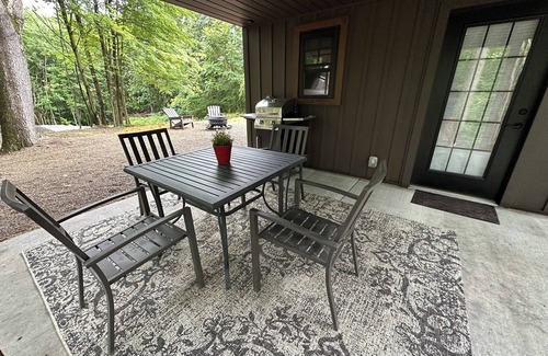 Quaker City House | Pine Ridge Cabin House - Cozy Retreat In Woodland Setting With Hiking Trails