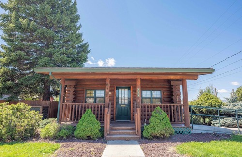 Enterprise House | Pine Tree Cabin - Pet Friendly! Home away from home!