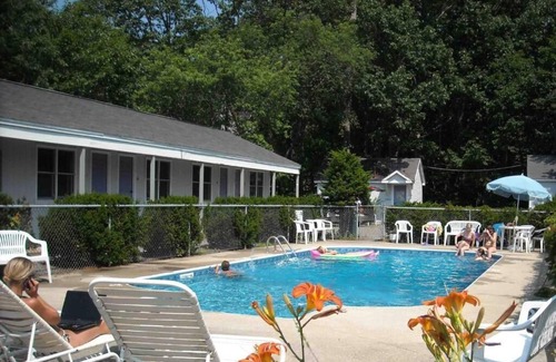 Old Orchard Beach Apartment | Pine View Lodge Old Orchard Beach - Attic Double/Full bed Unitnn