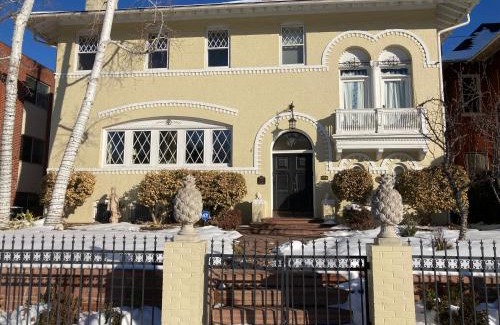 Cheesman Park Apartment | Pineapple House, Romantic 3 Bed 2 Bath Apt, Sleeps 6! Private Balcony! City Center! FREE Parking!