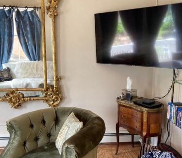 Cheesman Park Apartment | Pineapple House, Romantic 3 Bed 2 Bath Apt, Sleeps 6! Private Balcony! City Center! FREE Parking!