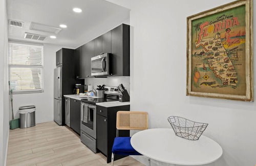 Gillespie Park Apartment | Pineapple Paradise #2 13 min to Beach Fire Pit