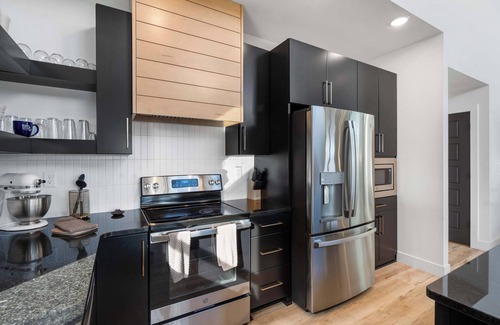 Hollister House | Pineapple Pointe - Stay for 20