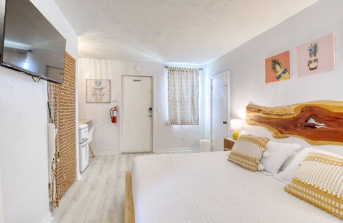 Bridgeport Heights Hotel | Pineapple Shores Retro Inn 10