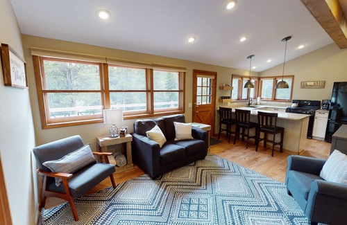 Red Lodge House | Pinecone Cabin, Wi-Fi, Dog Friendly, Fireplace, Deck