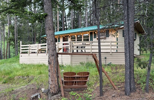Red Lodge House | Pinecone Cabin, Wi-Fi, Dog Friendly, Fireplace, Deck