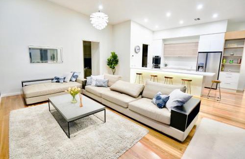 Jindabyne House | Pinecone Lodge - Luxury 4BR Home l EV Charger l Fire Pit l WiFi l BBQ l 4 Car Garage