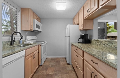 Pinehurst Apartment | Pinehurst - Lakeview 2BR w/pool
