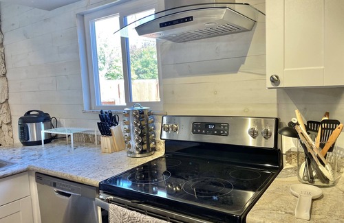 Redding House | Pineland Getaway, 4 Queen + 2 Twin ~ Central location