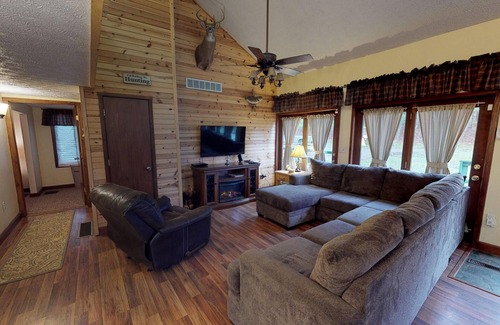 Carbon Hill Cabin | Pines Lodge at Sand Run Lake in WNF, Hocking Hills